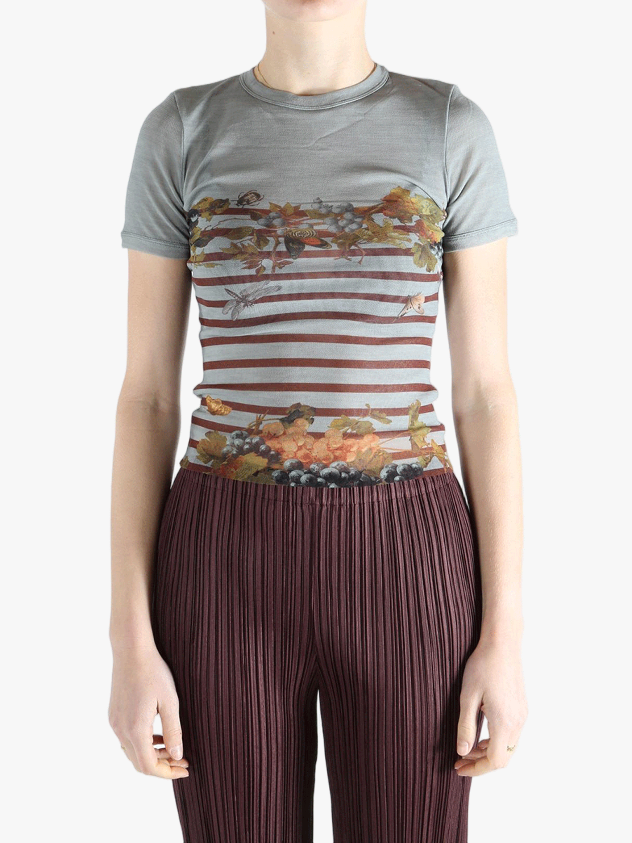 Grey t-shirt worn by a person, showing the t-shirt'fit