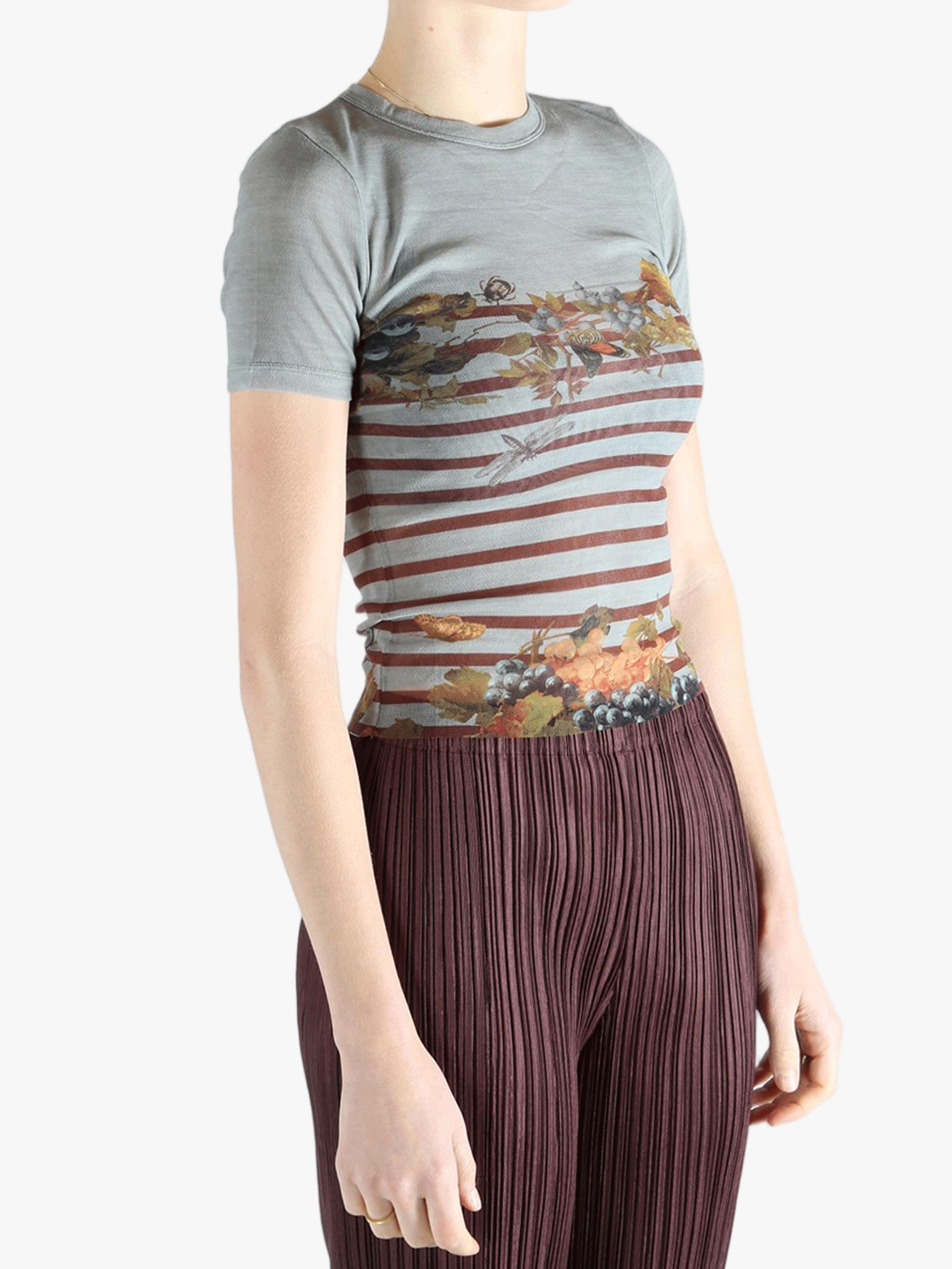 Grey t-shirt worn by a person, showing the t-shirt'fit